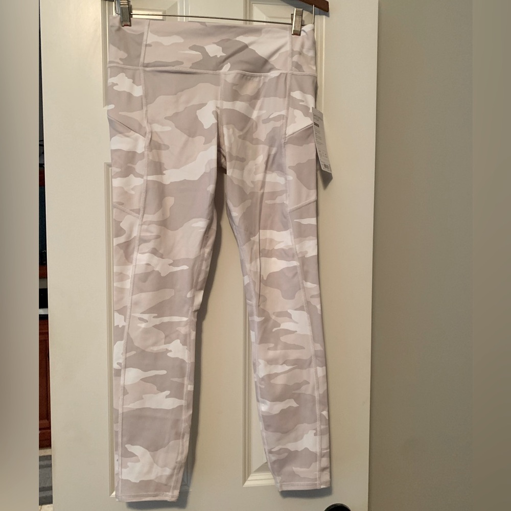 Athleta Camo Contender 7/8 tights NWT size Small